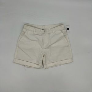 ** NEVER WORN Gap shorts! 🤍